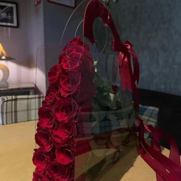 Flower bag with 30 or 50 fresh roses in a clear decorated bag
