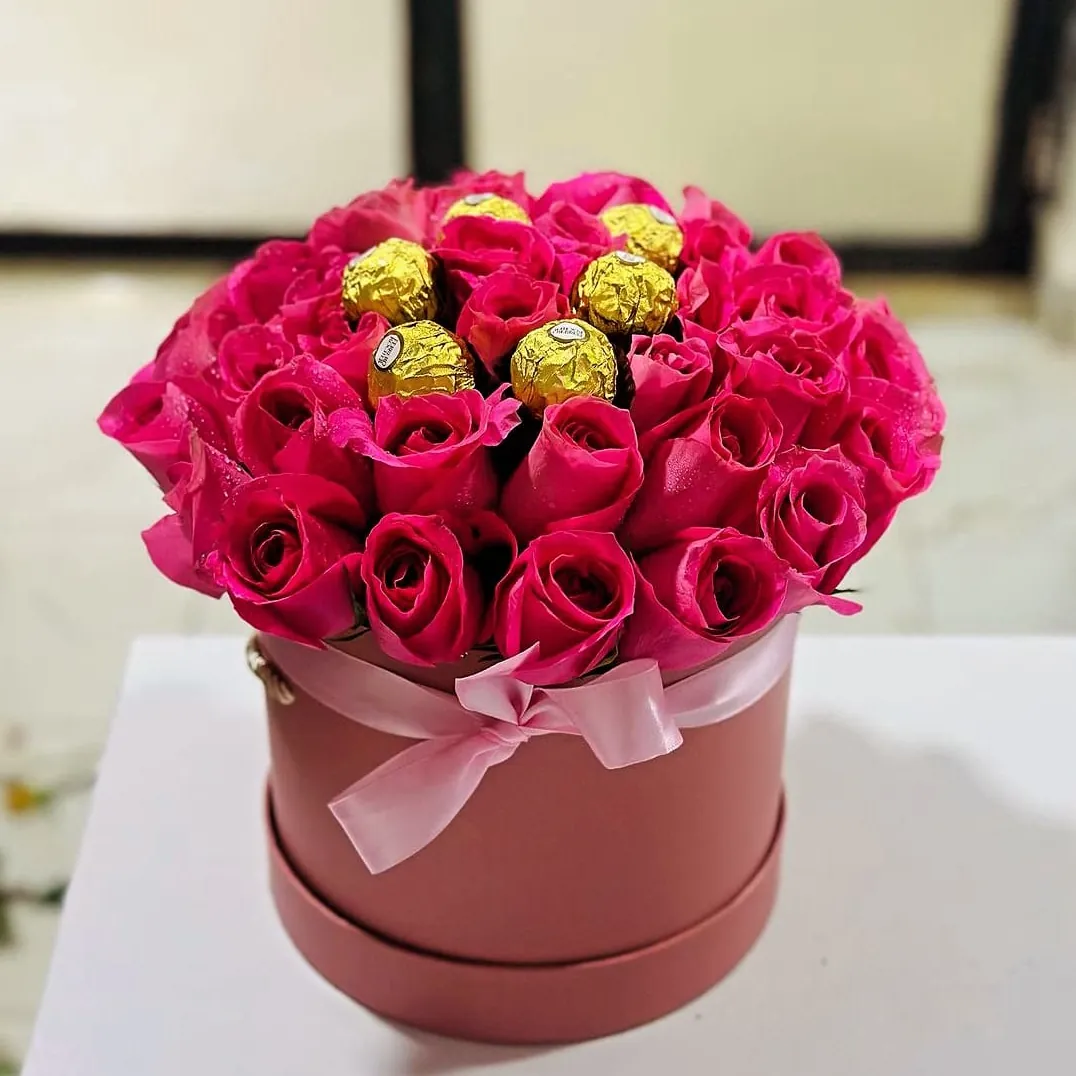 Medium hat box with mixed flowers and a customized card