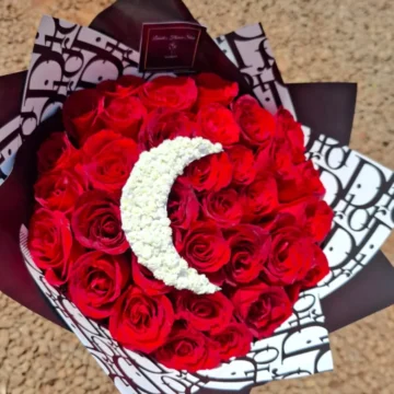 Medium roses bouquet with customizable baby’s breath topper
